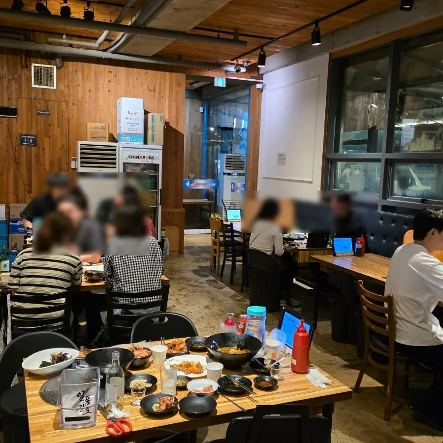 토요일 저녁 만석인 횟집 홀 좌석