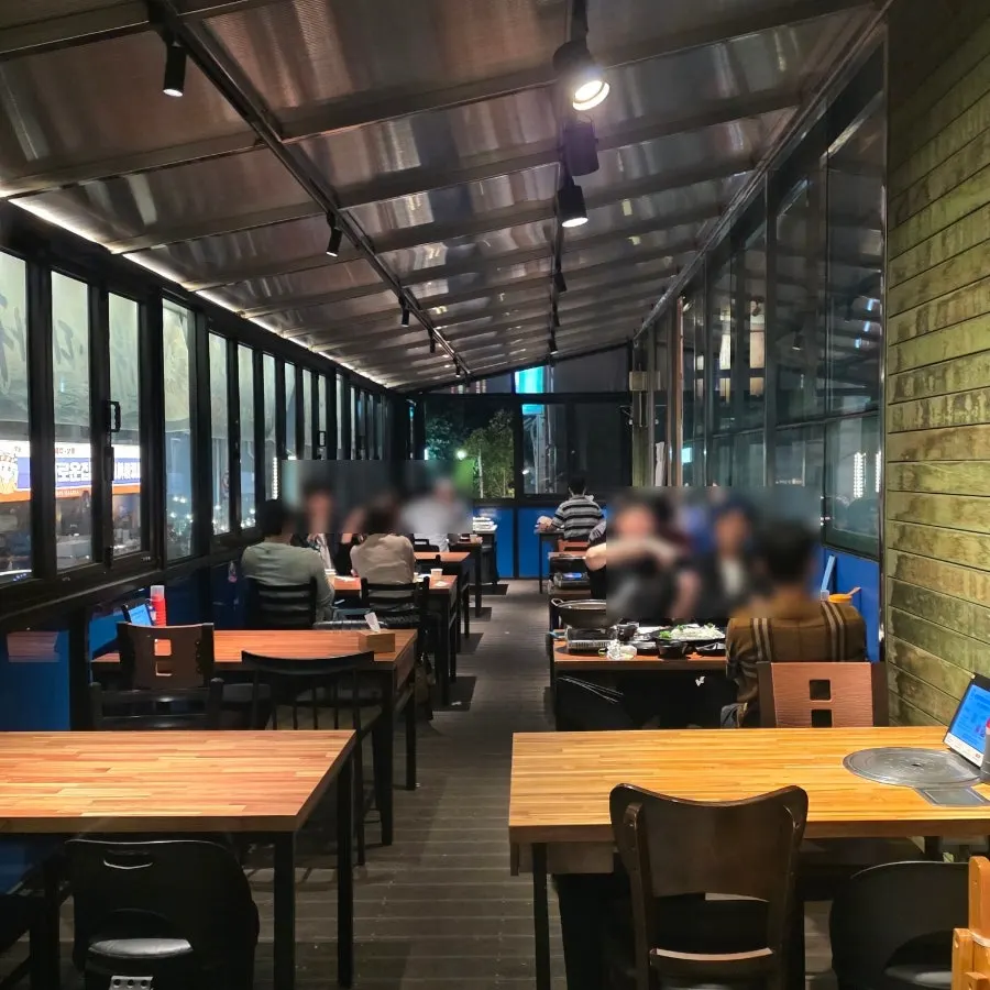 베테랑종합어시장 매장 내부 테이블 전경