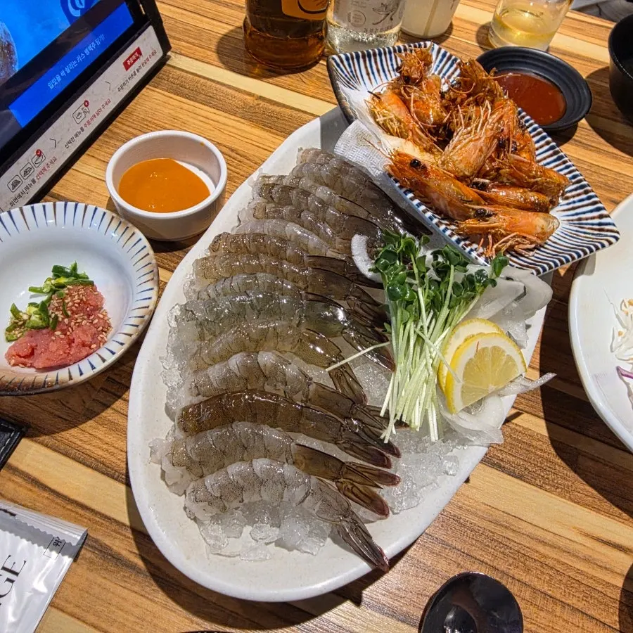 상차림과 함께한 첫 잔