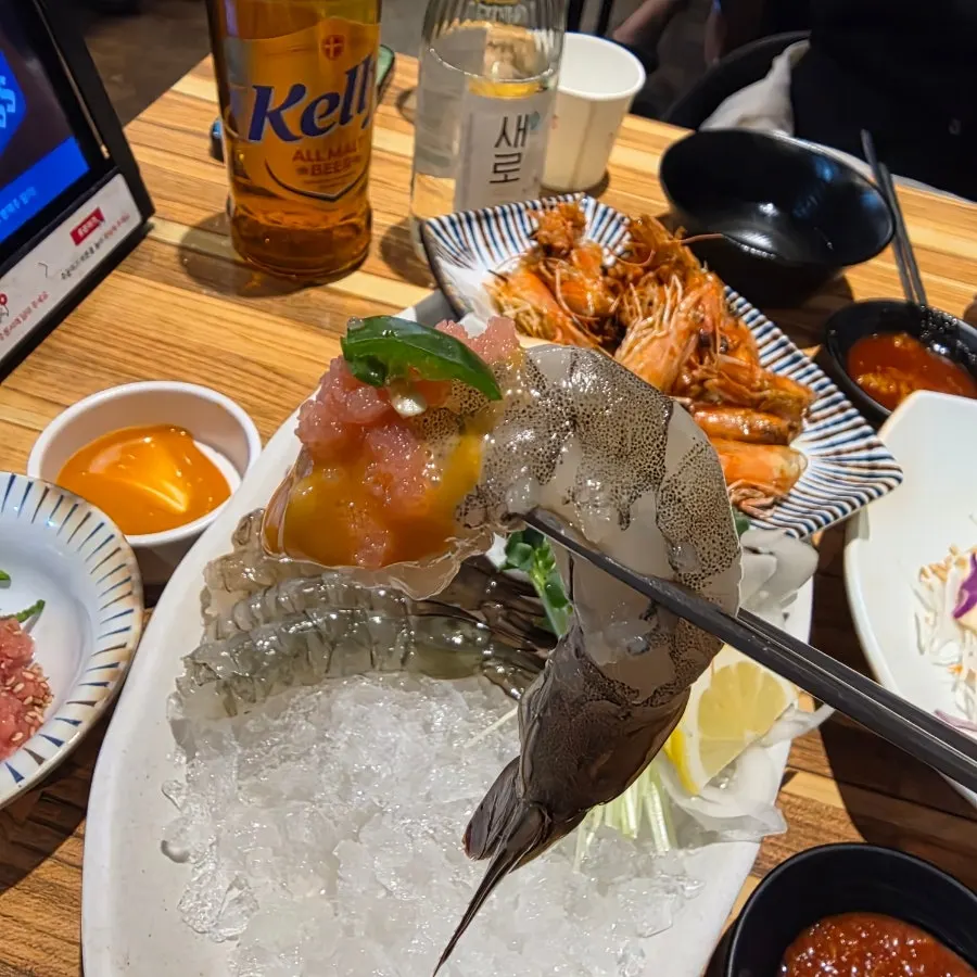 명란을 올린 생새우회 한 점