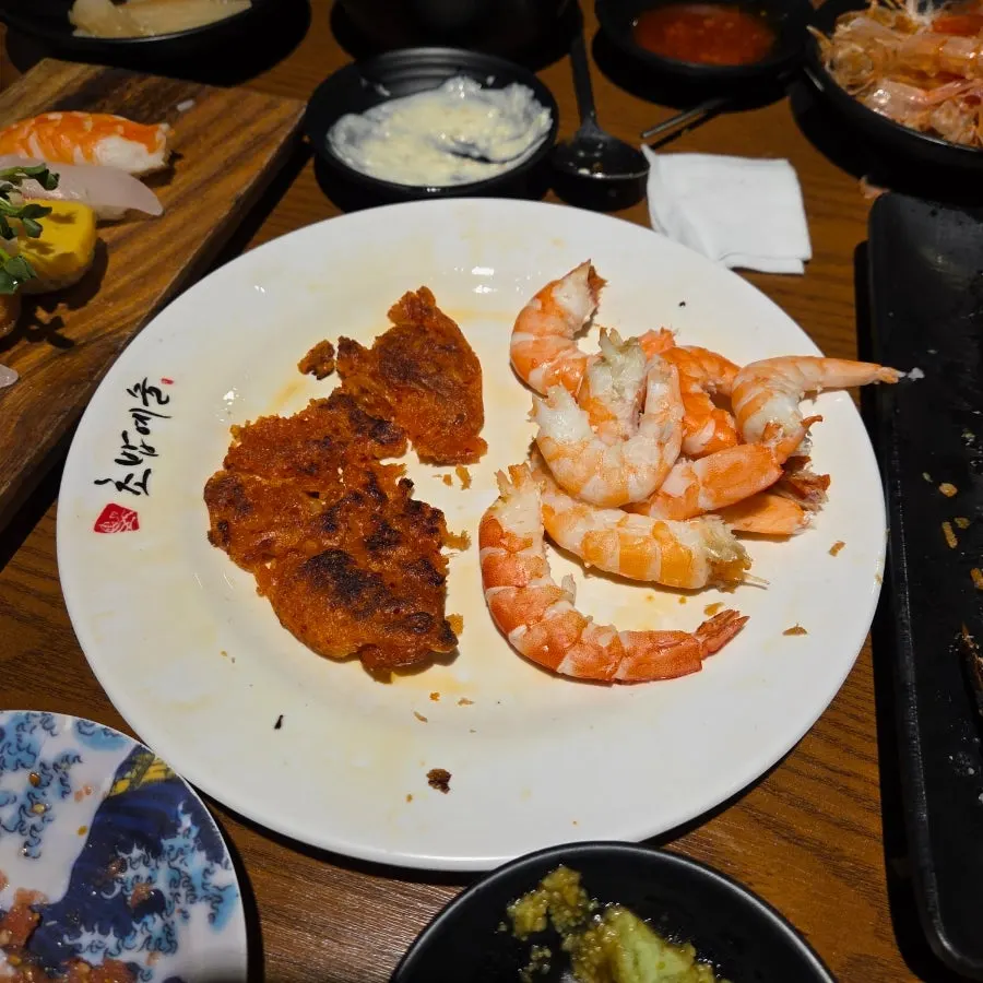 A full spread of salt-grilled shrimp at Veteran General Fish Market