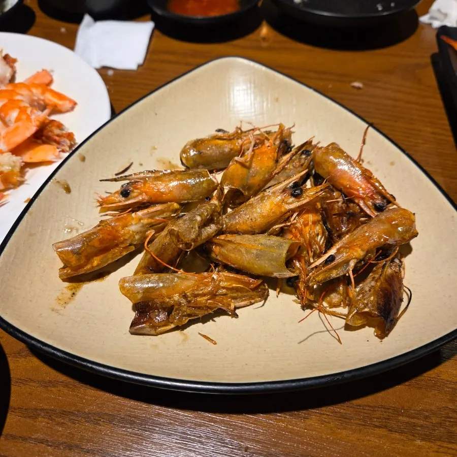 Salt-grilled shrimp with side dishes