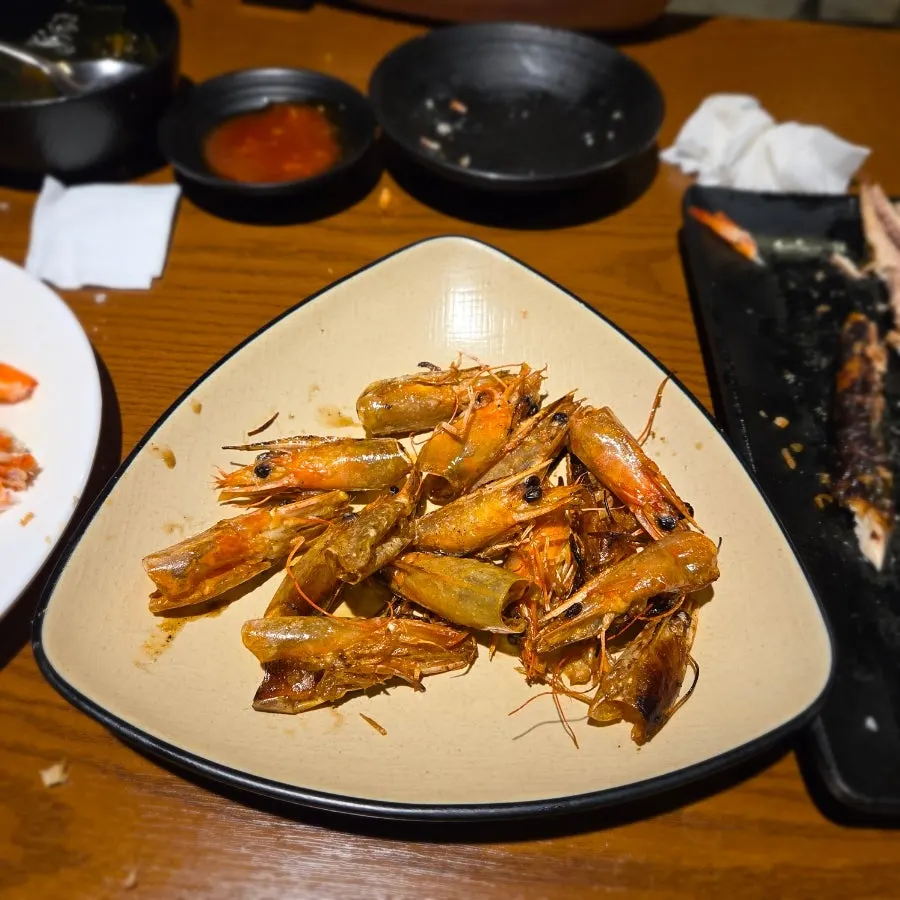 Seating area where the salt-grilled shrimp was enjoyed