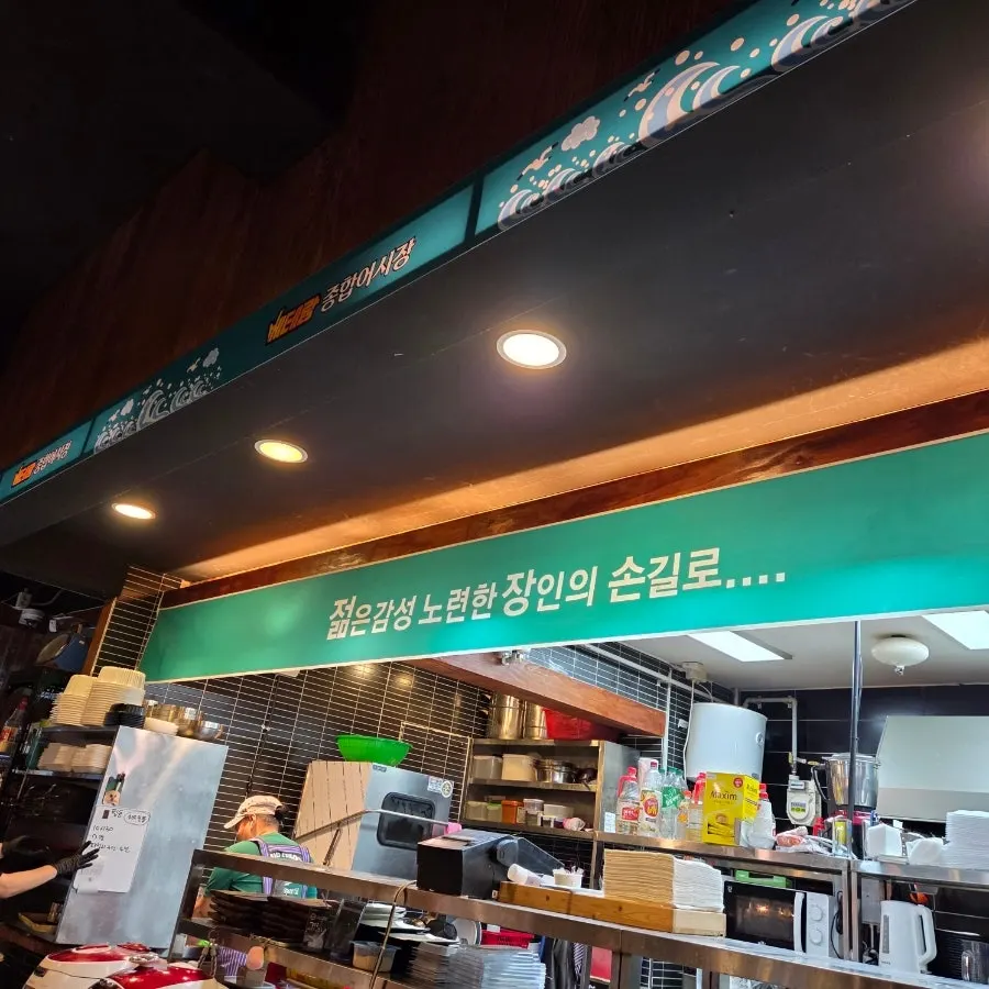 A record photo from the visit to Veteran General Fish Market Incheon City Hall Branch
