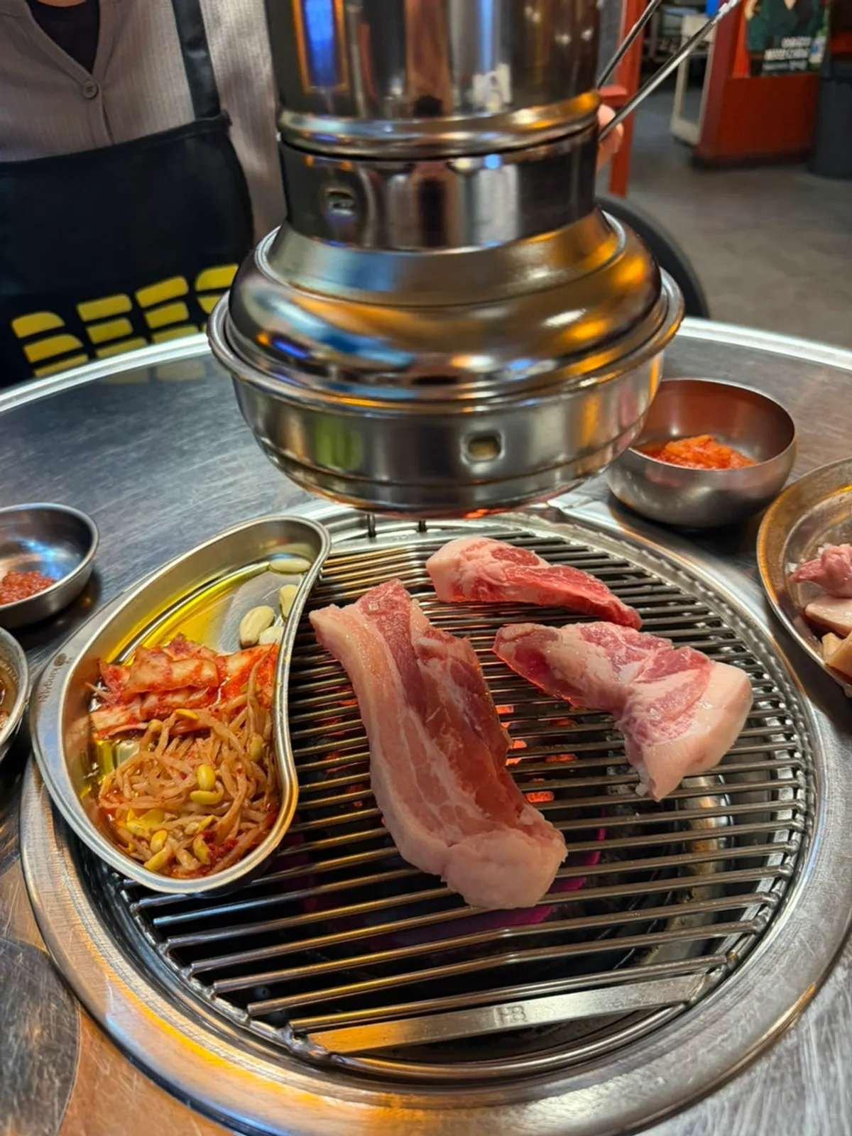 주류와 음료가 채워진 매장 냉장고