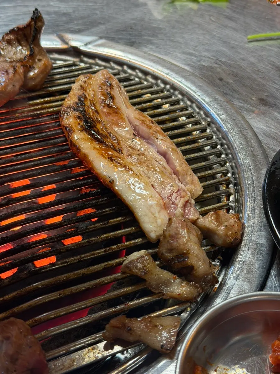 연탄불 위에서 익어가는 삼겹살