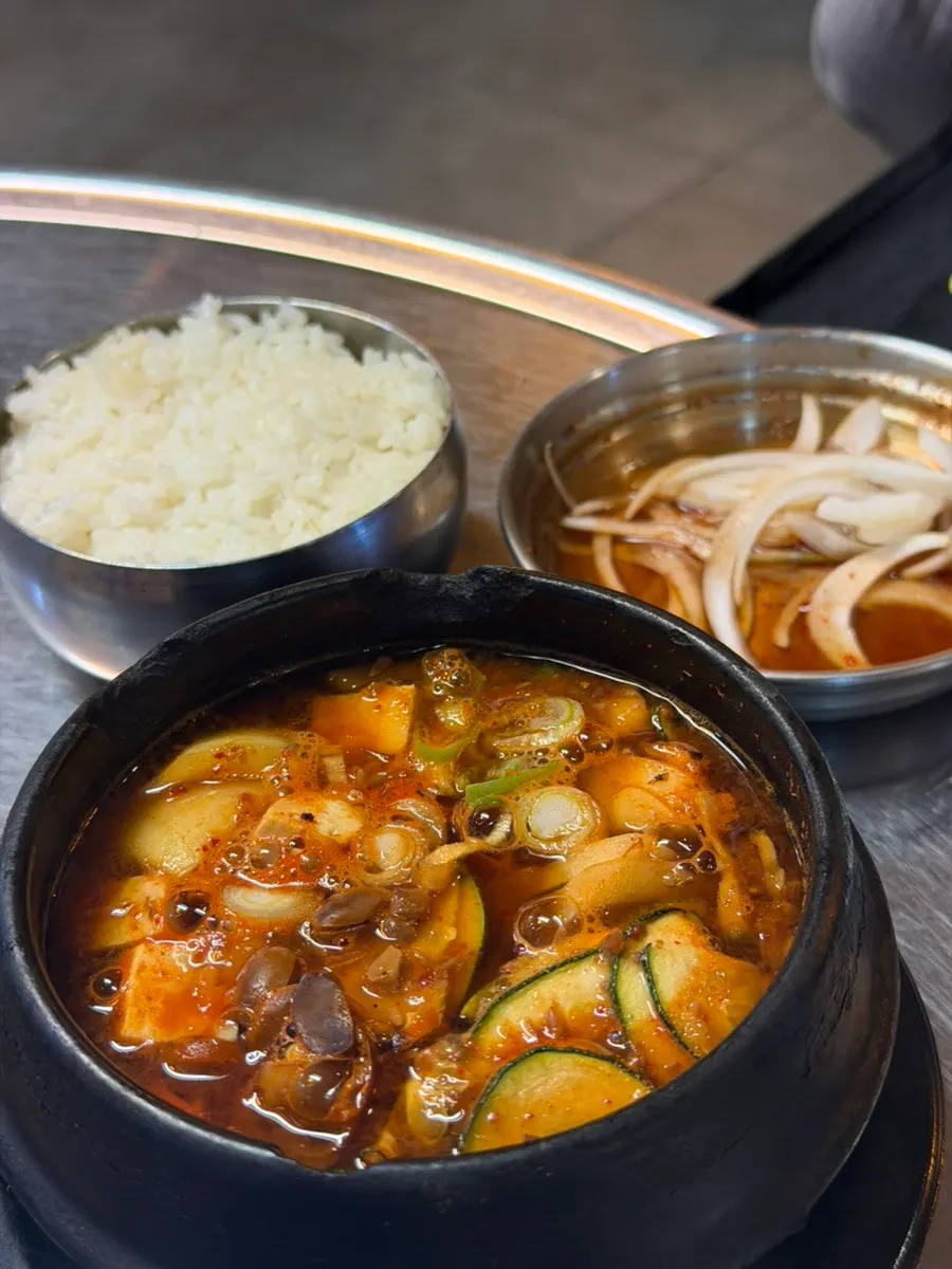 노릇하게 구워진 삼겹살 클로즈업