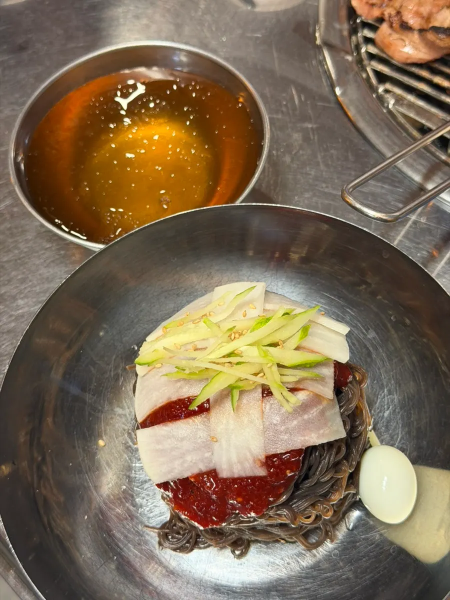 진한 국물의 된장찌개와 밥 한 공기