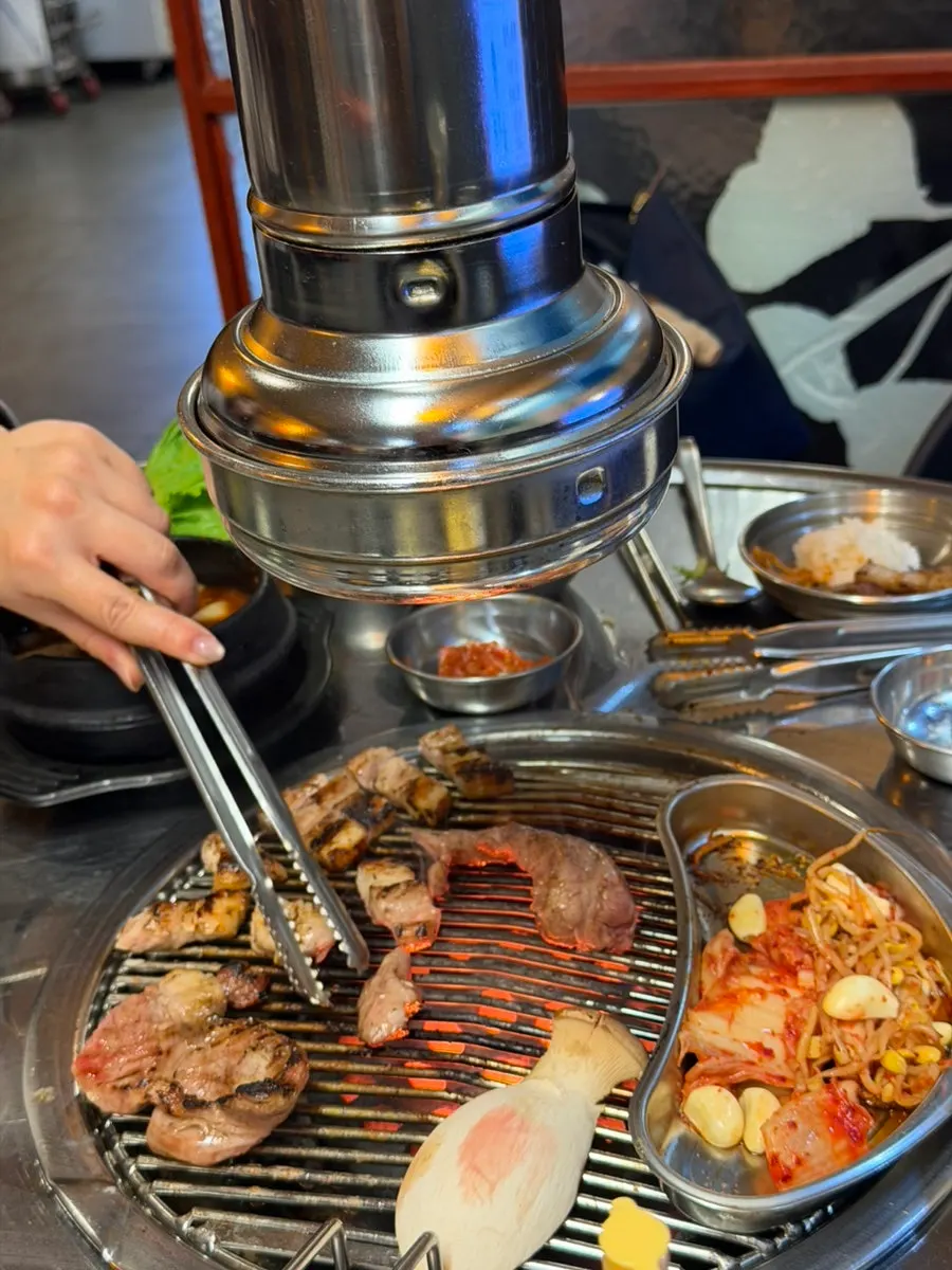 육수를 반만 넣어 비빈 비빔냉면
