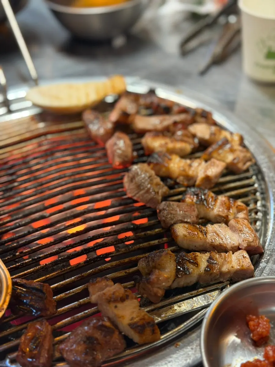 고기와 반찬이 가득한 한상차림