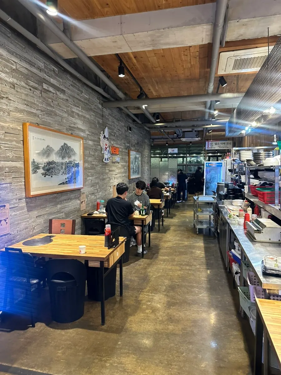 활어가 들어 있는 매장 수족관