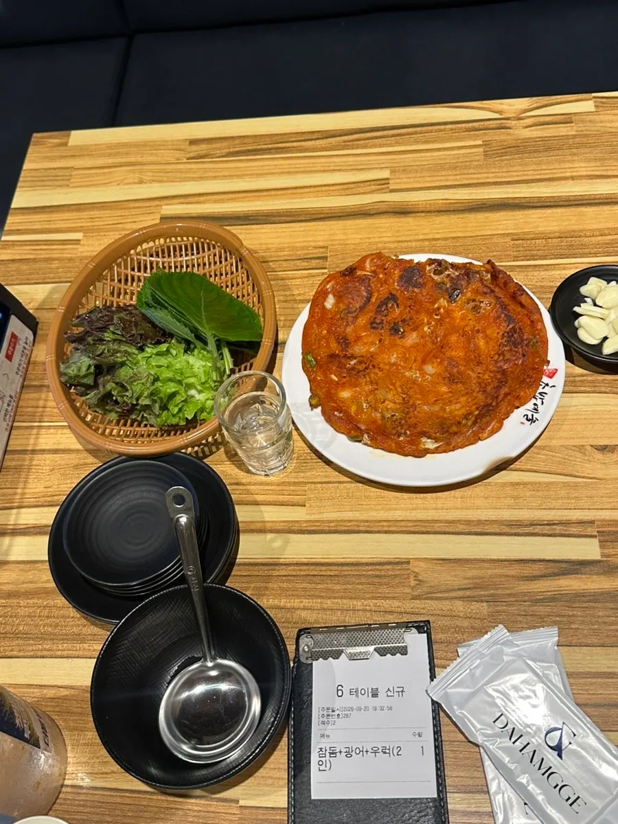 직접 뒤집어 구운 셀프 김치전