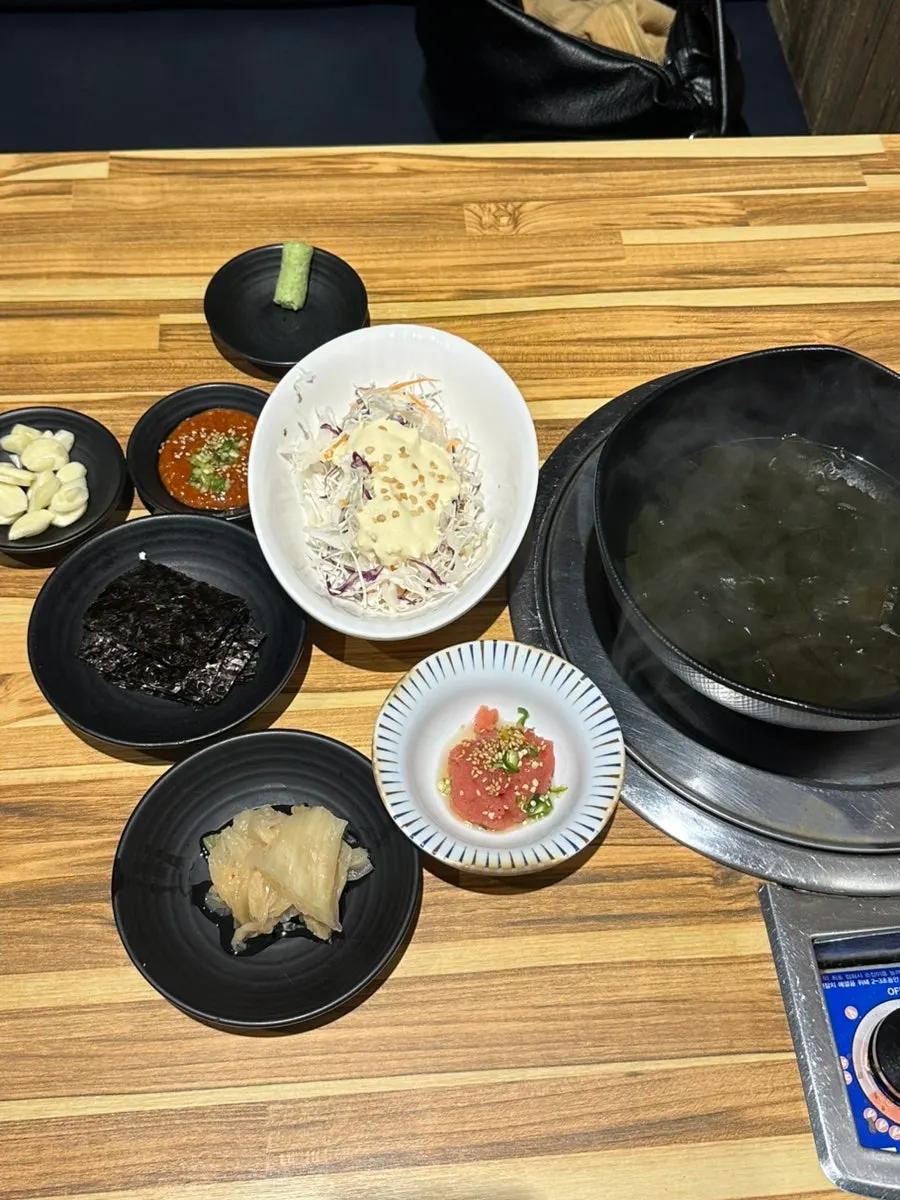 구워낸 김치전 접시