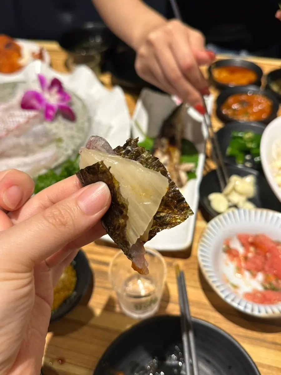 참돔에 명란과 백김치, 청양고추를 올린 쌈