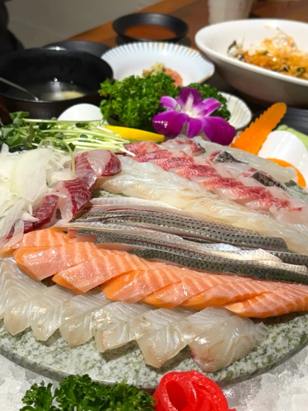 광어 연어 전어 숭어 참돔으로 구성된 제철모둠회 3인