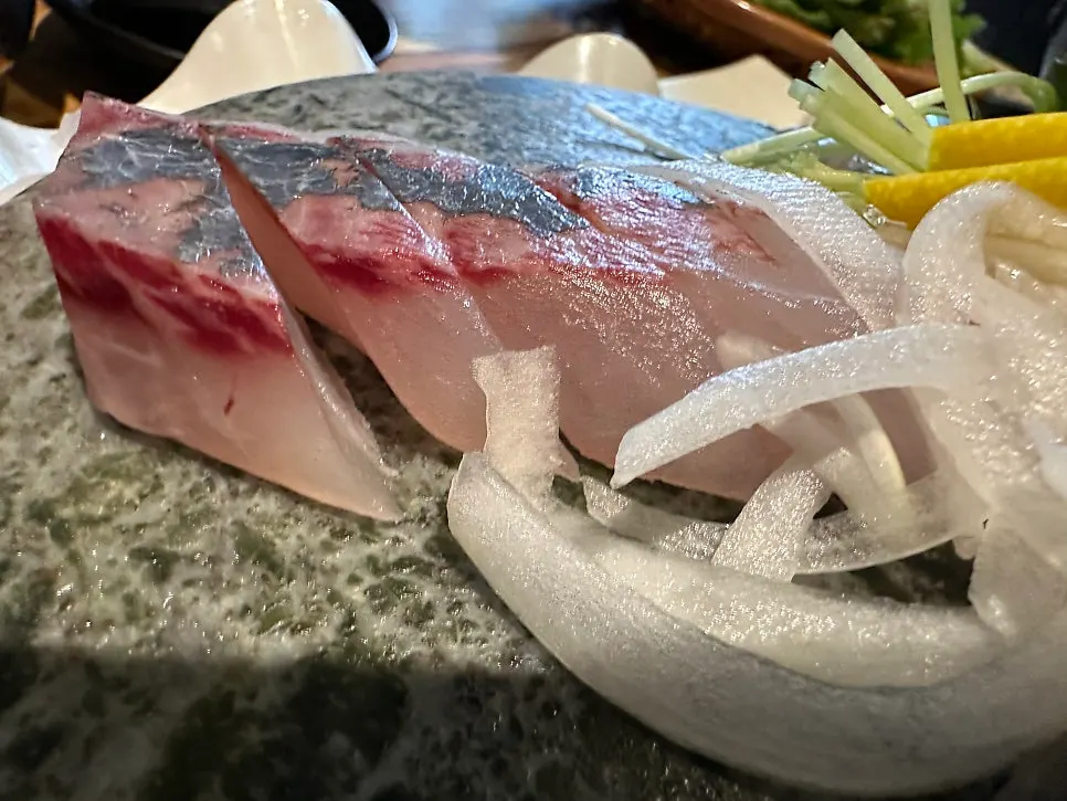 A single piece of sashimi with a good thickness