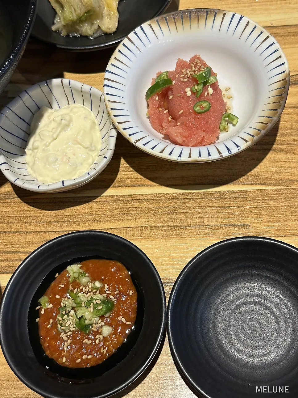 샐러드와 미역국 등 밑반찬 접시