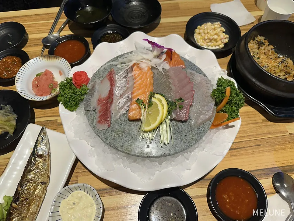 돌판에 담겨 나온 제철모둠회 2인
