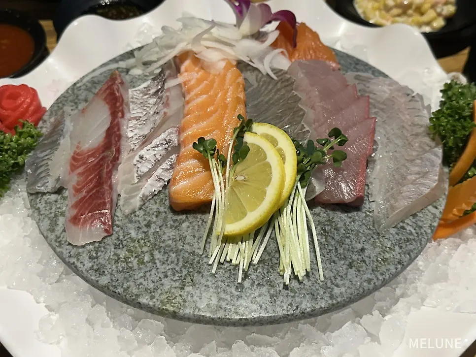 연어와 흰살생선이 나뉘어 담긴 회 접시