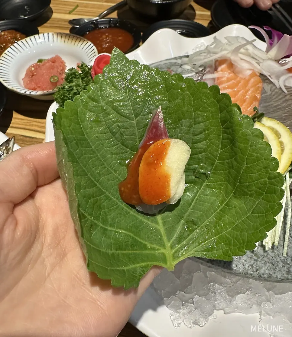 깻잎에 싸 먹는 회 한 쌈