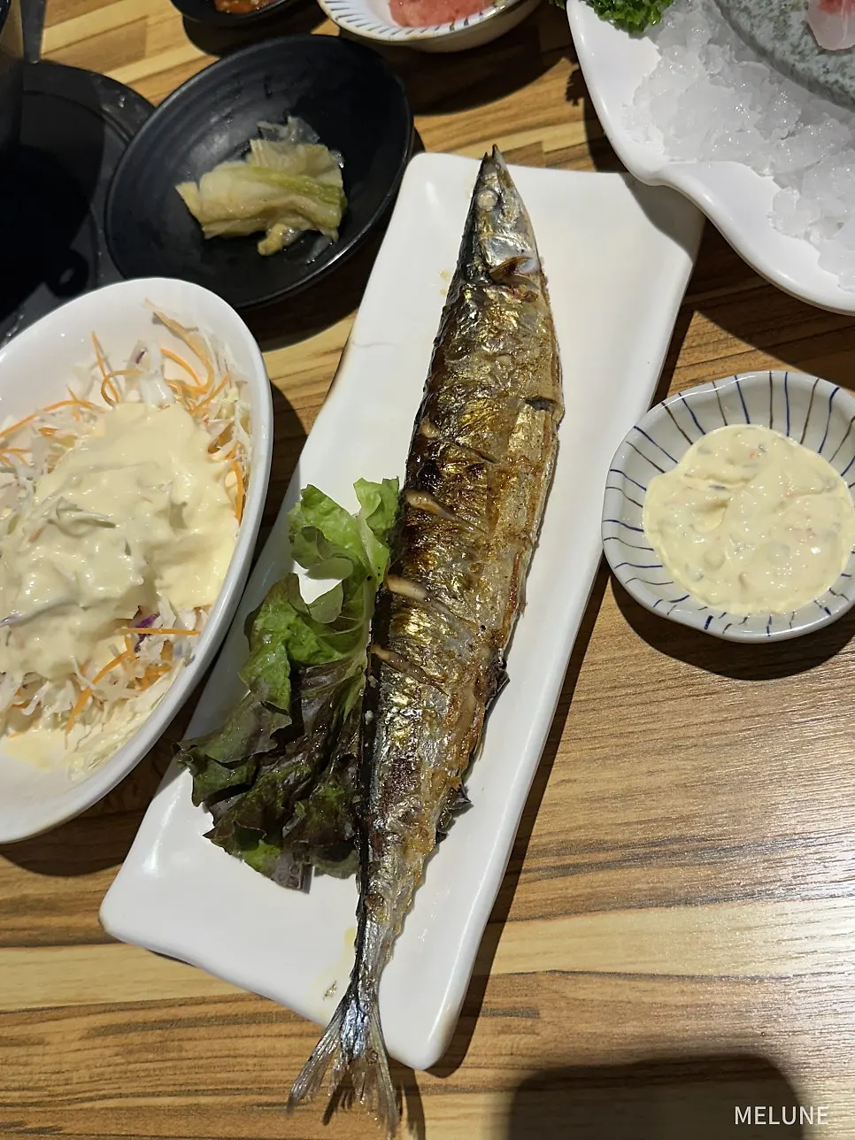 회와 함께 나온 노릇한 꽁치구이