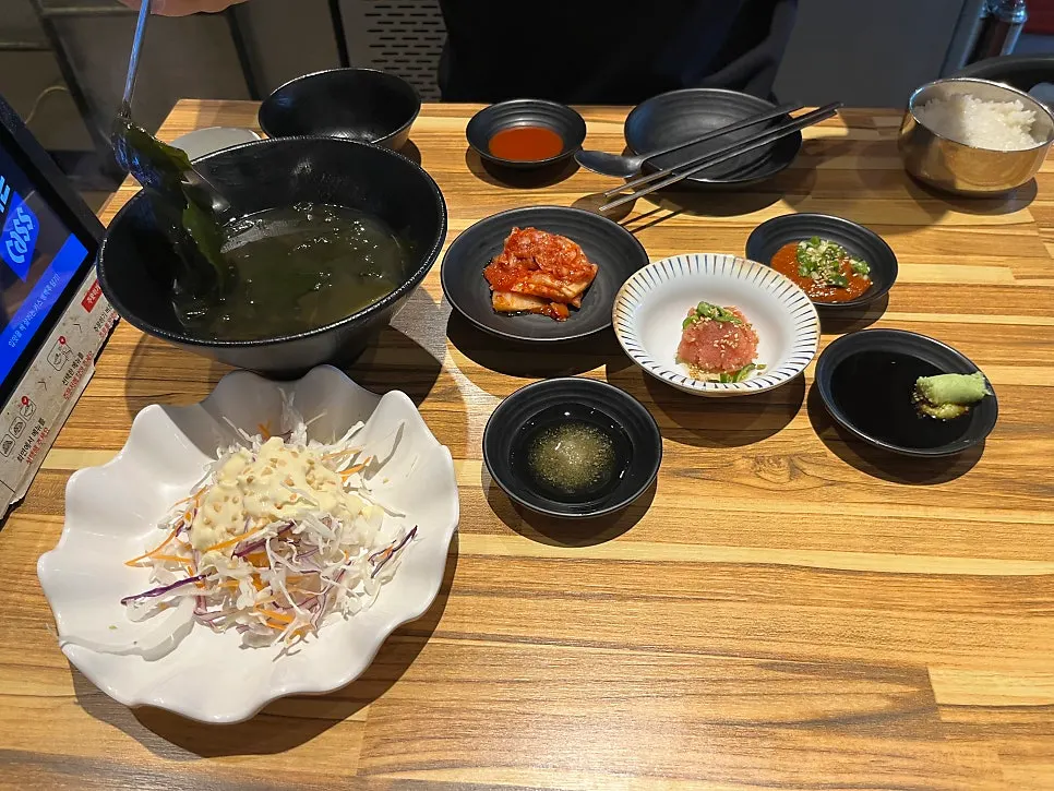 회와 함께 나온 스끼다시 반찬들