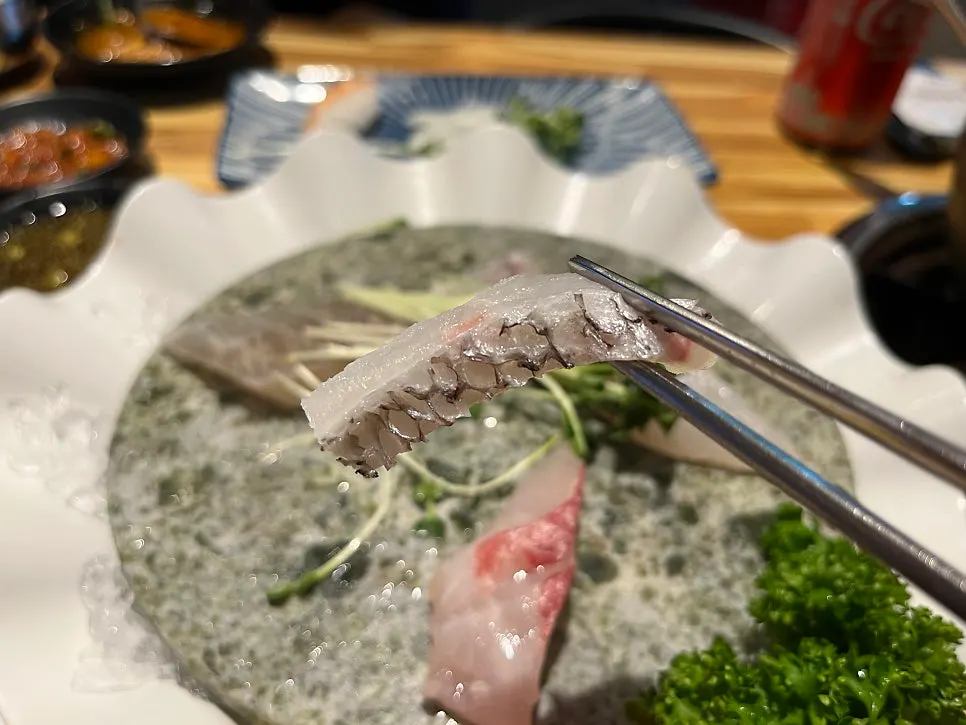 초장과 간장 소스가 놓인 회 상차림