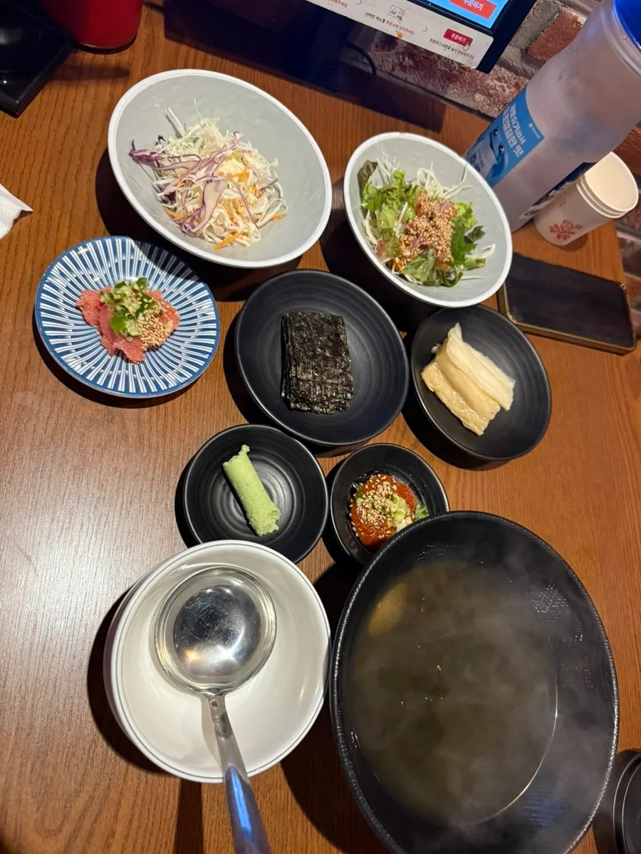 Table set with the basic side spread (sukdaesi)