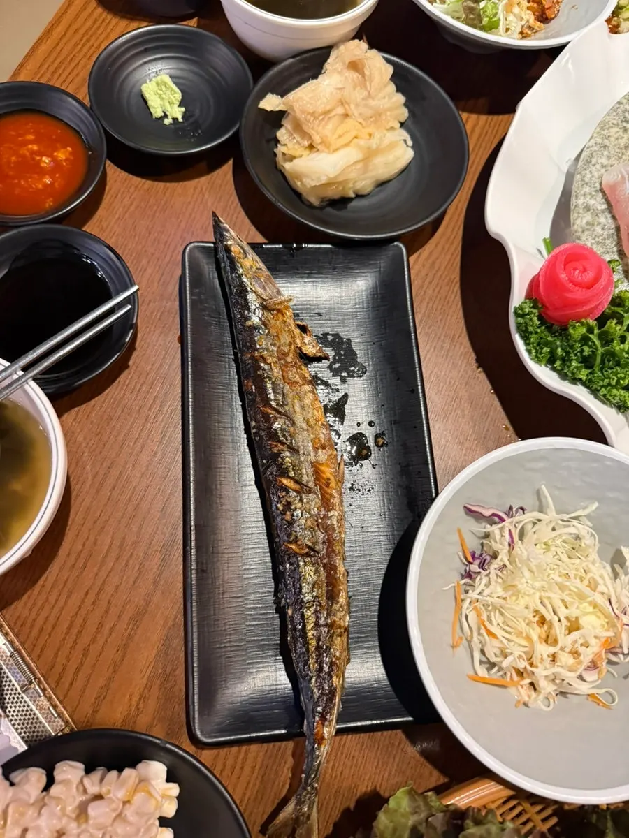 Whole grilled saury served at the table