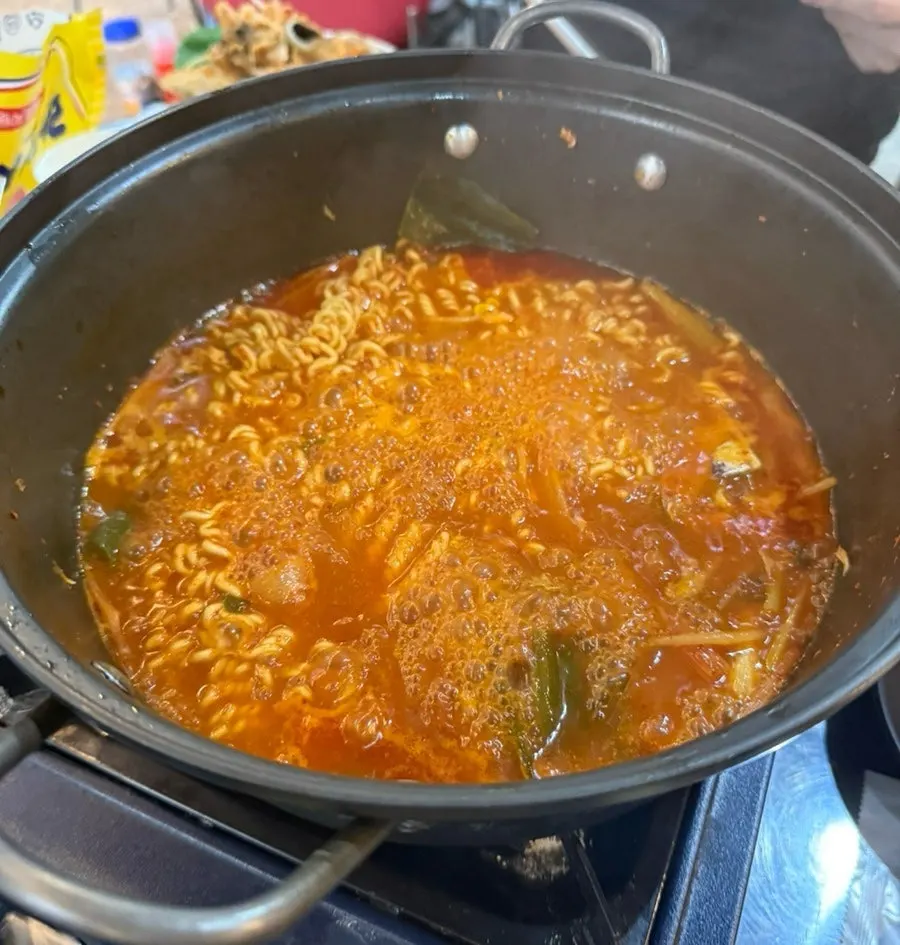 라면을 넣어 먹은 매운탕
