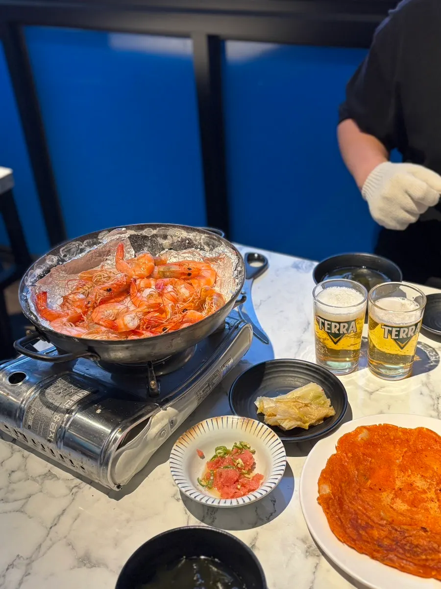 소주와 맥주가 놓인 테이블