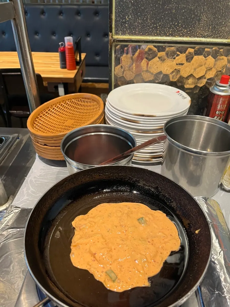 Barra de guarniciones con fideos ramen y verduras