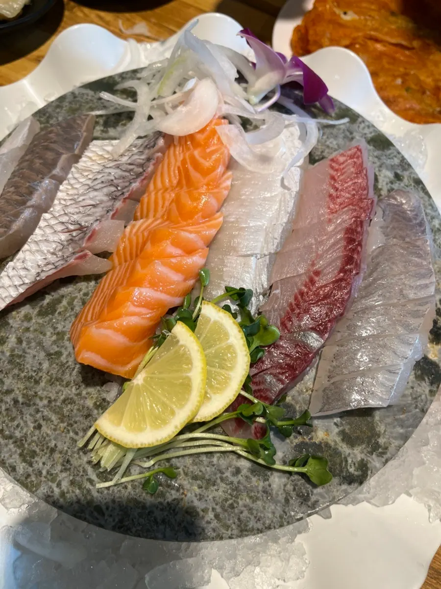 Sashimi variado para dos acompañado de saurio a la parrilla