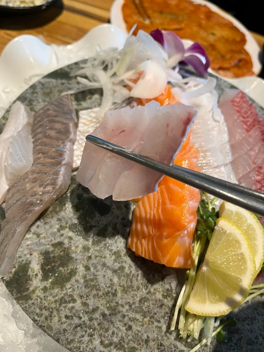 Sashimi variado de seis tipos servido sobre hielo