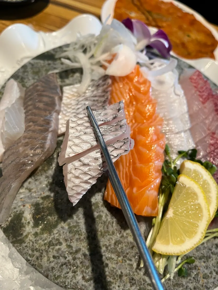 Sashimi variado con salmón, platija y mújol
