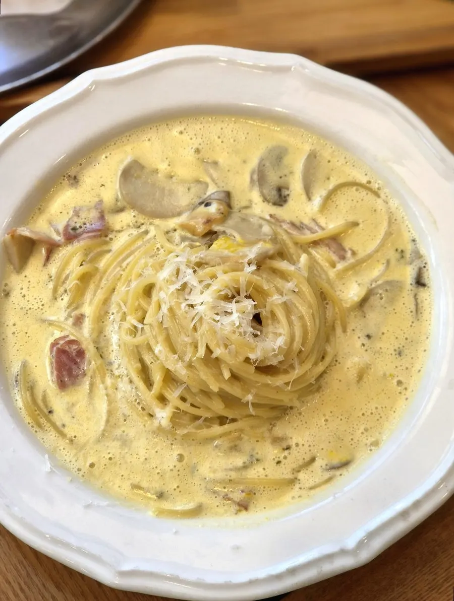 Carbonara cream pasta