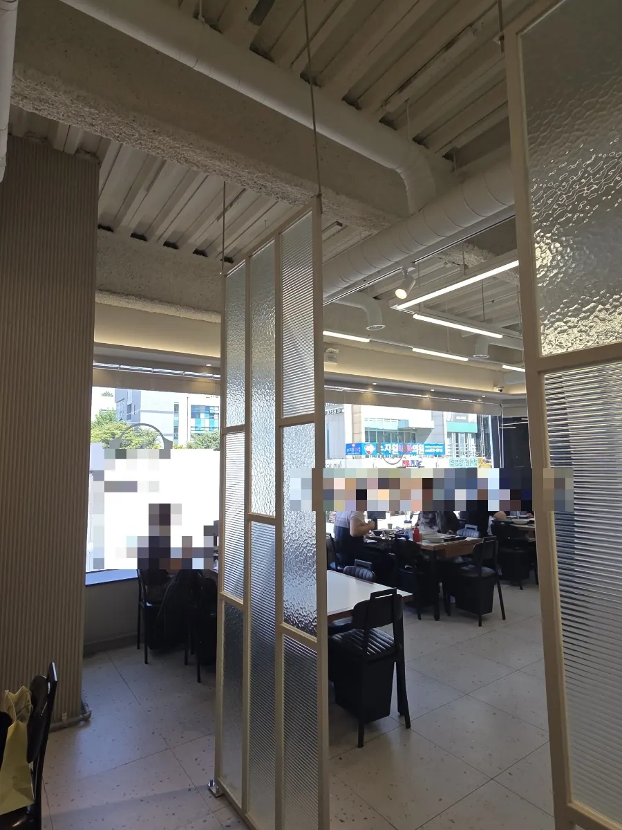 Inside Haemokjeong during weekday lunch