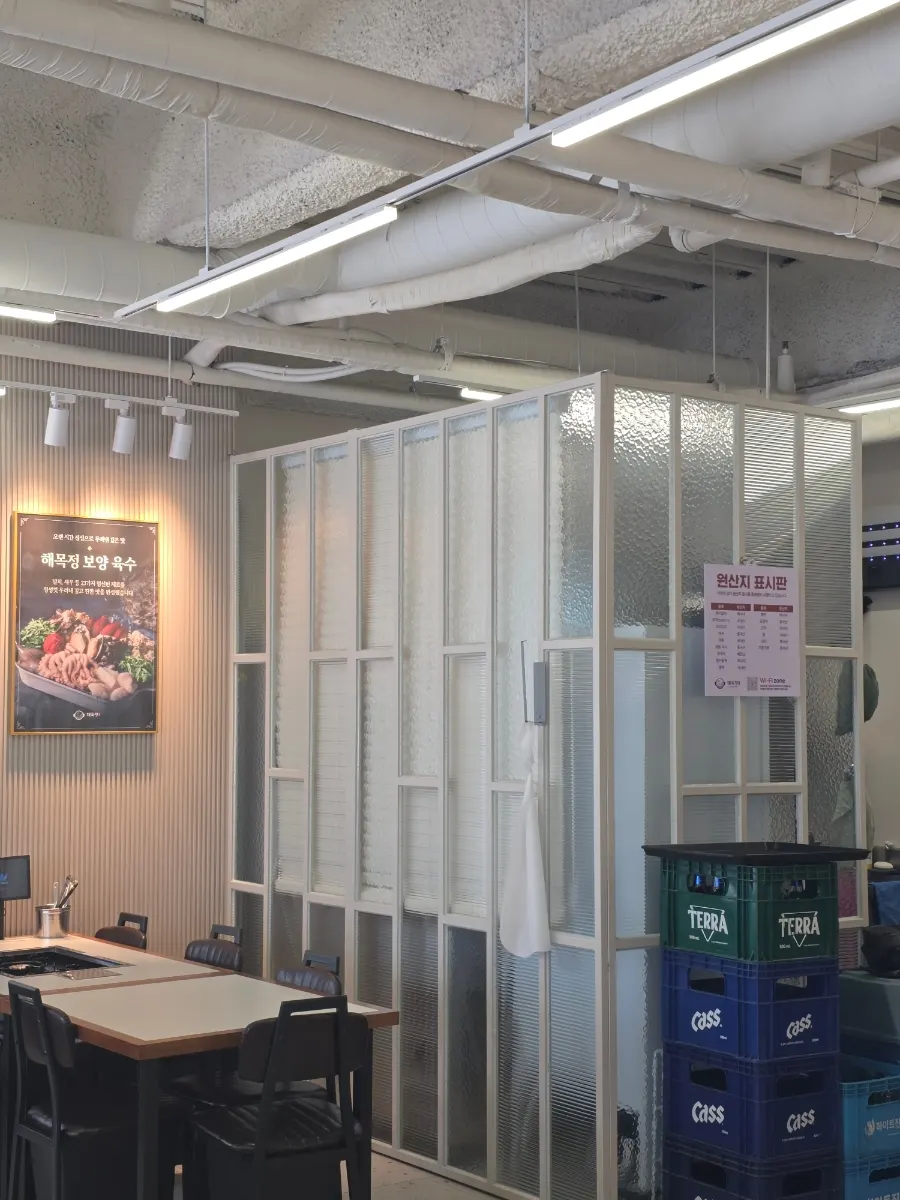 Haemokjeong seating with diners