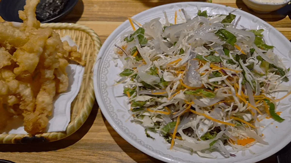 Đĩa sashimi mực kèm rau