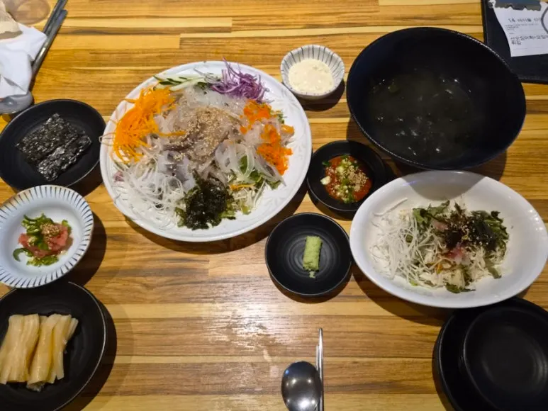 Bàn ăn bày set sashimi mực và mực chiên