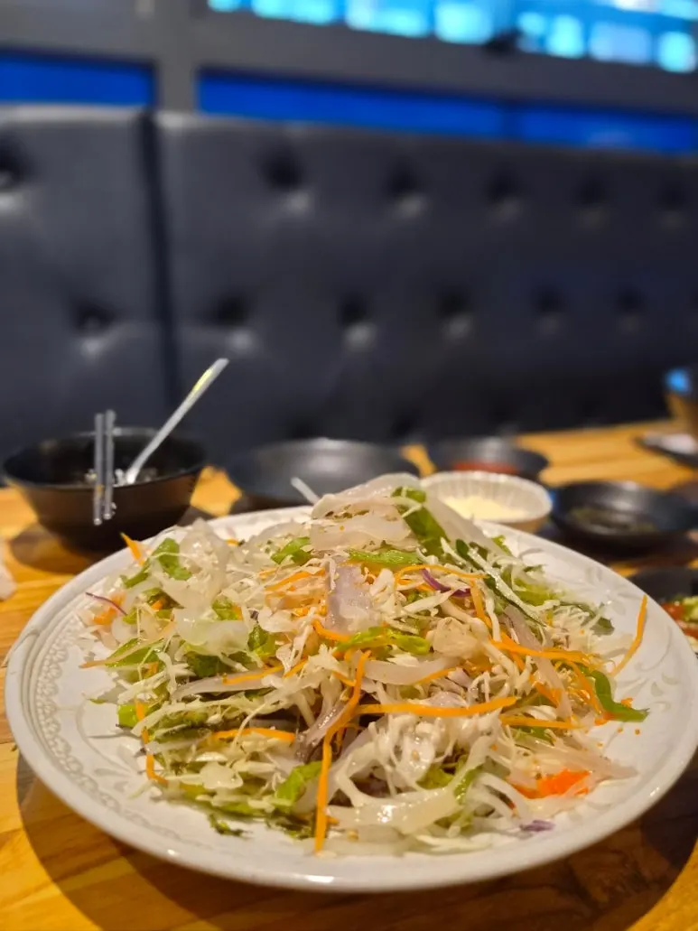Đĩa món phụ có kim chi cũ
