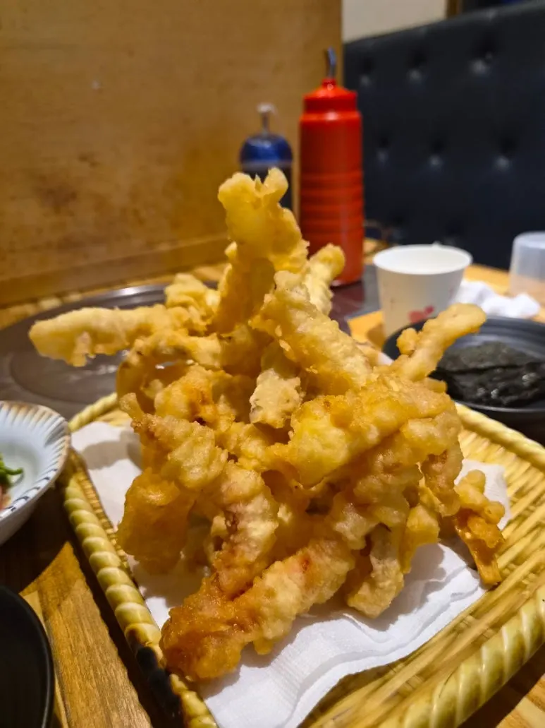 Gắp một miếng sashimi mực