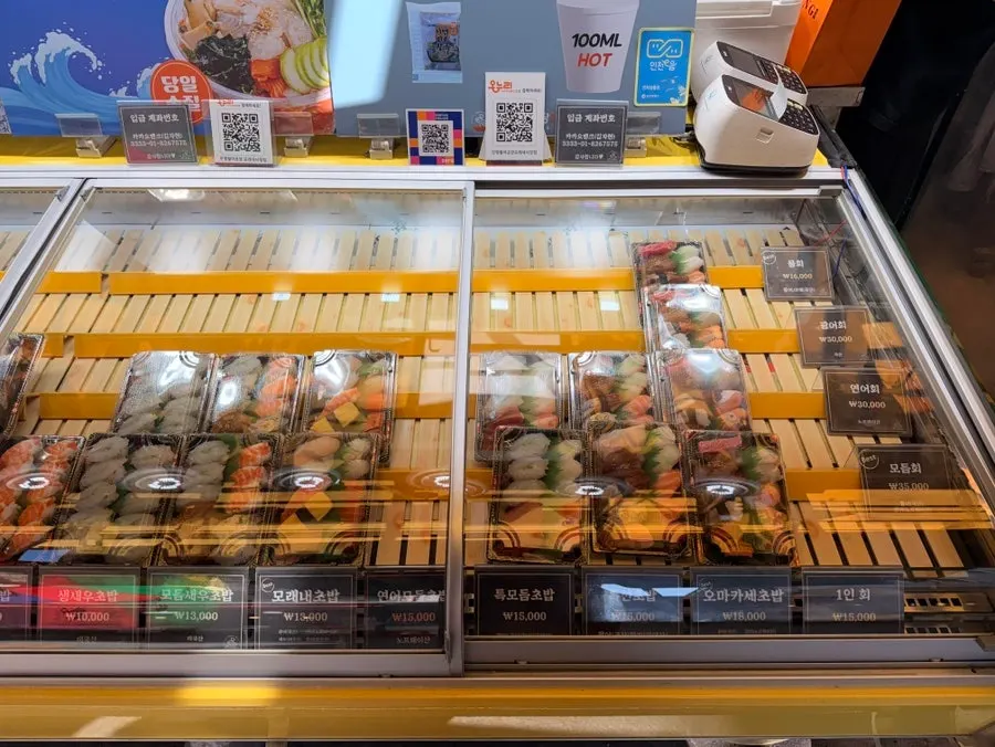 Various sushi types displayed in the showcase