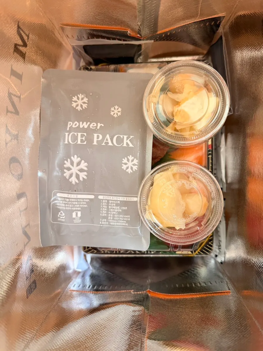 Sushi packaging set inside the cold bag