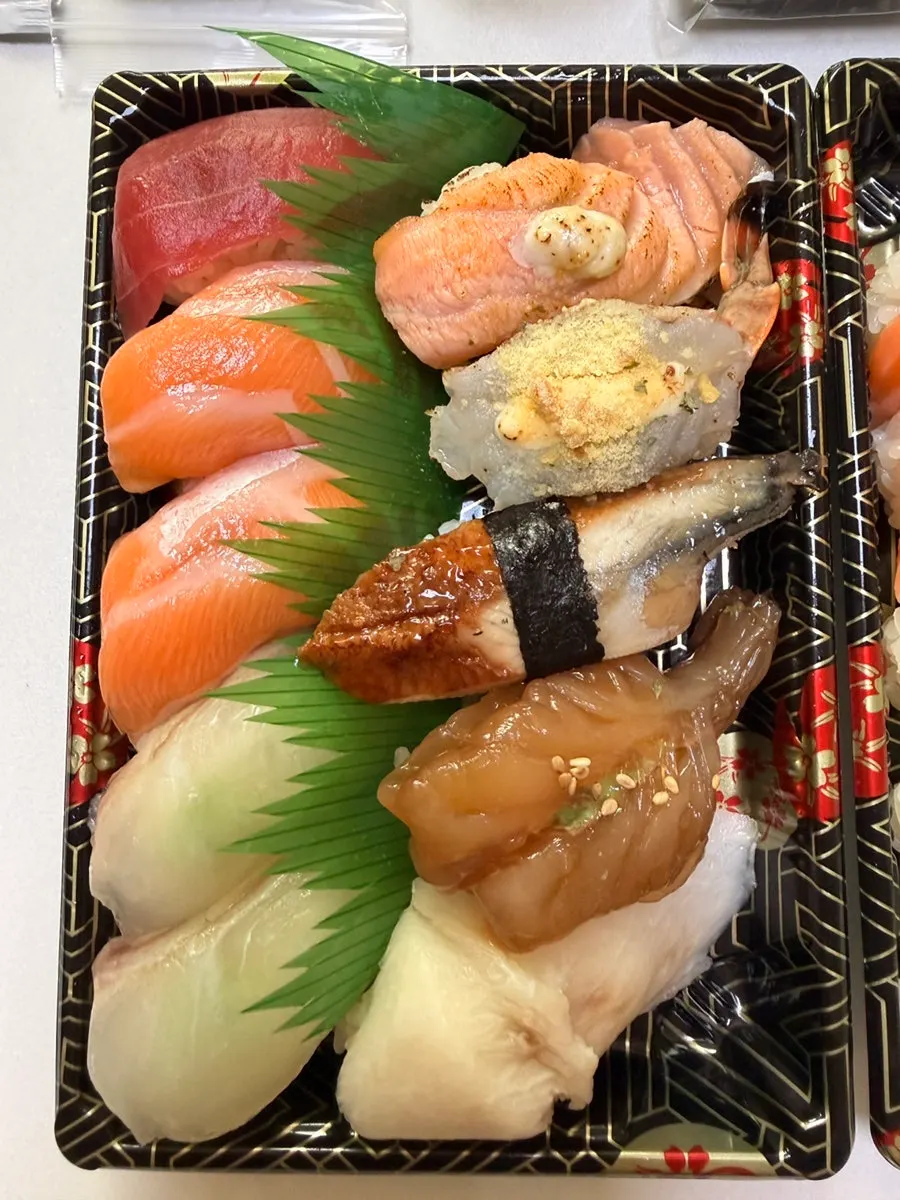 Glossy 10-piece Special Sushi