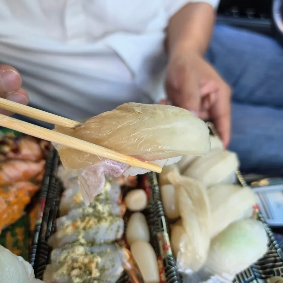 큼직하게 썰린 묵은지광어초밥