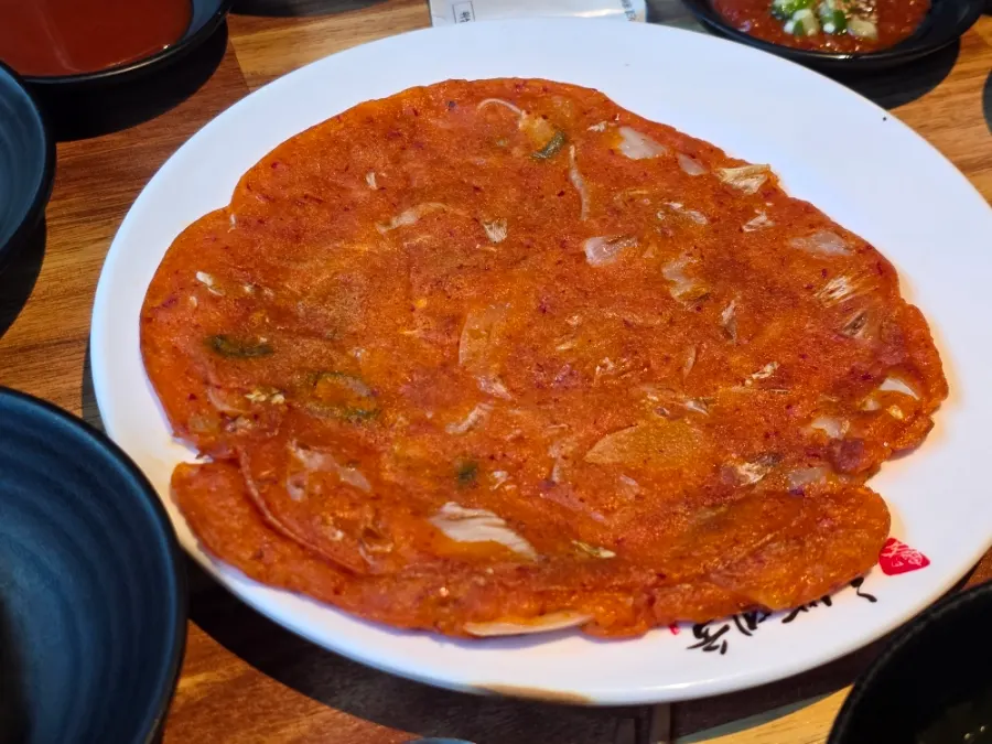 직접 부쳐 먹는 김치전