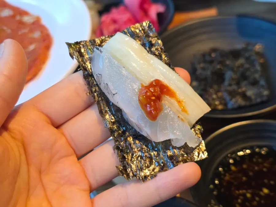 깻잎에 싸 먹는 우럭회