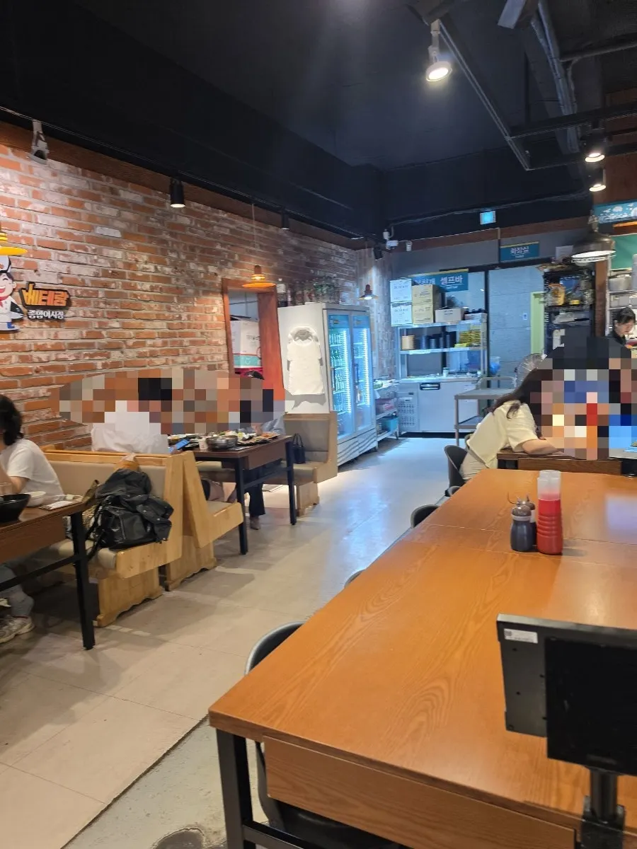 넓은 홀 좌석 모습