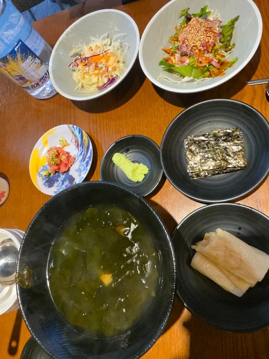 푸짐하게 차려진 기본 상차림